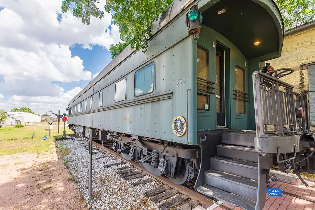 25 TINY HOUSES IN TEXAS FOR RENT ON AIRBNB & VRBO!