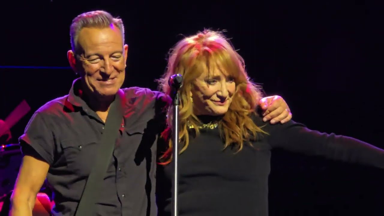 Bruce Springsteen and Patti Scialfa’s “Fire” Performance Ignites Hearts at The Forum