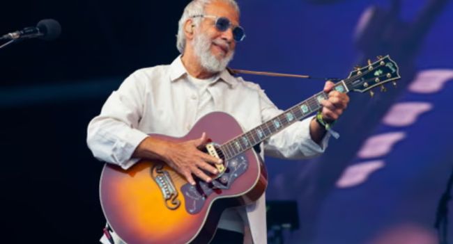 Cat Stevens, 75, Stuns Glastonbury Crowd with Emotional “Wild World” Performance