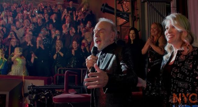 “Neil Diamond Makes Emotional Return to the Stage at 84 After 8 Years”
