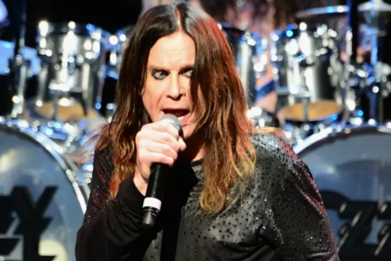 Ozzy Osbourne Brings Fans to Tears with an Emotional Performance of “Mama, I’m Coming Home”